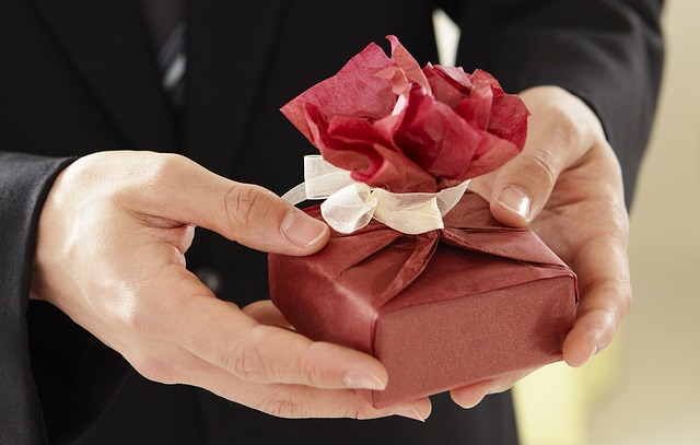 Hadiah Bermanfaat untuk Sahabat: Pilihan yang Membawa Kegunaan Sehari-hari